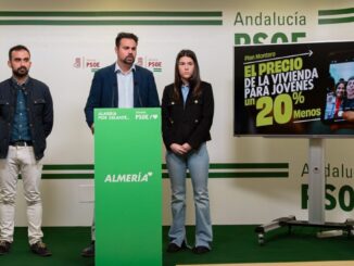 los socialistas durante la rueda de prensa
