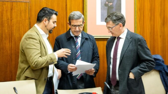 Hernández y Sánchez Teruel hacen entrega al consejero