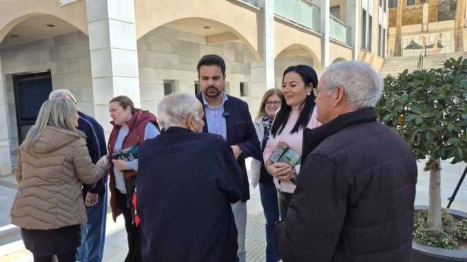 El parlamentario andaluz del PSOE de Almería, Mateo Hernández, acompañado por miembros del PSOE de Macael, durante un reparto de material informativo