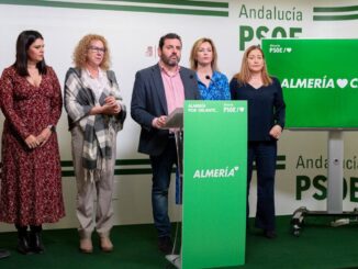 Los diputados socialistas durante la rueda de prensa