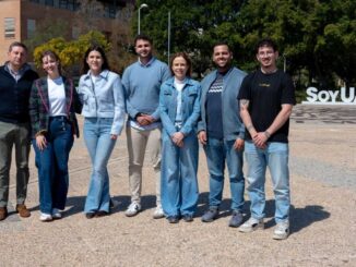 Ayala junto a jóvenes socialistas y a la candidata a secretaria general de JSE, Aránzazu Figueroa