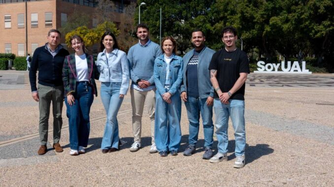 Ayala junto a jóvenes socialistas y a la candidata a secretaria general de JSE, Aránzazu Figueroa
