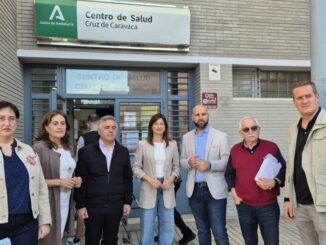 Socialistas en la puerta del centro de salud de Cruz de Caravaca
