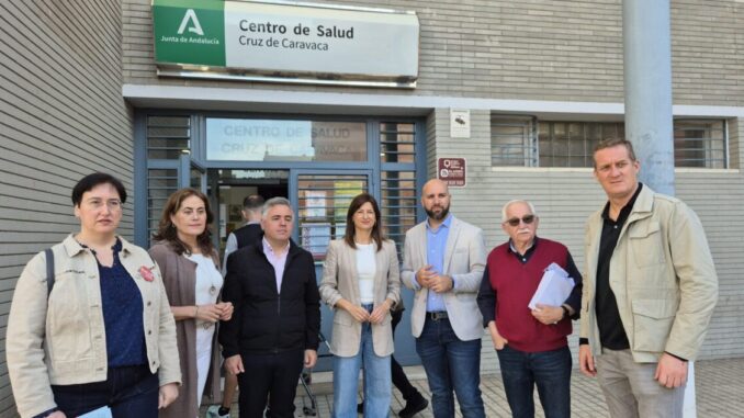 Socialistas en la puerta del centro de salud de Cruz de Caravaca