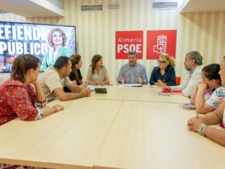 Ayala durante la reunión con familias de alumnado con NEAE