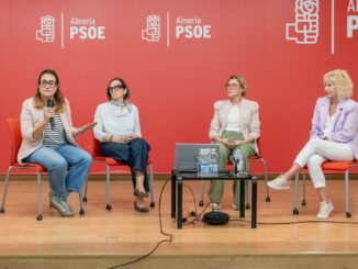 Guillermina Lara (izq.), candidata al Parlamento andaluz por el PSOE de Almería, junto a miembros de AMAMA