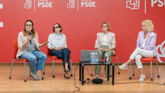 Guillermina Lara (izq.), candidata al Parlamento andaluz por el PSOE de Almería, junto a miembros de AMAMA