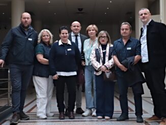 Martínez junto a miembros de los sindicatos defensores del sector del manipulado