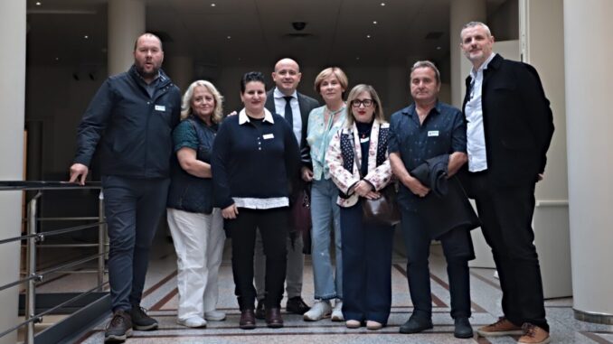 Martínez junto a miembros de los sindicatos defensores del sector del manipulado