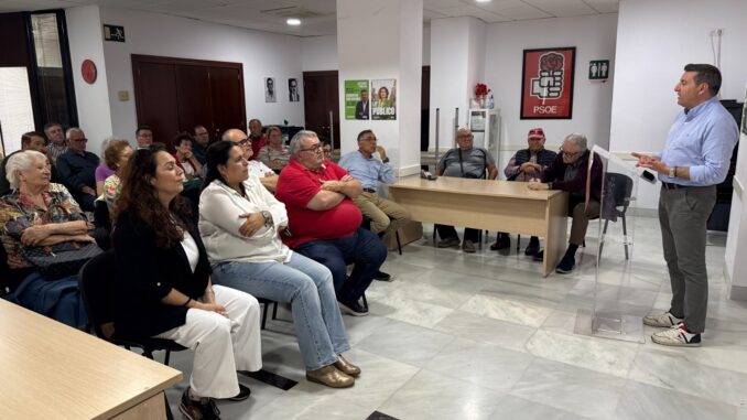 José Nicolás Ayala, cancidato al Parlamento de Andalucía, en un encuentro con mayores en la dede del PSOE de Roquetas de Mar