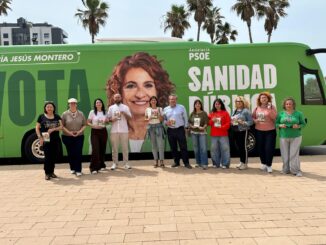 Fátima Herrera (centro), candidata al Parlamento de Andalucía por el PSOE de Almería, junto a otros miembros del PSOE y el bus electoral de María Jesús Montero, en el Zapillo