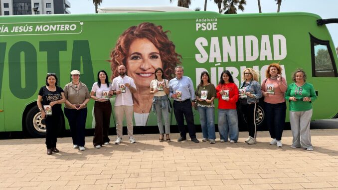 Fátima Herrera (centro), candidata al Parlamento de Andalucía por el PSOE de Almería, junto a otros miembros del PSOE y el bus electoral de María Jesús Montero, en el Zapillo