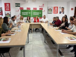 Reunión de Pilar Bernabé con camareras de piso en Roquetas de Mar