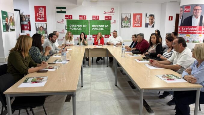 Reunión de Pilar Bernabé con camareras de piso en Roquetas de Mar