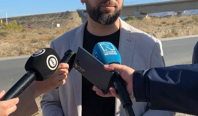 El candidato Colomina durante la atención a medios