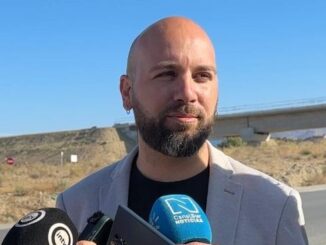 El candidato Colomina durante la atención a medios