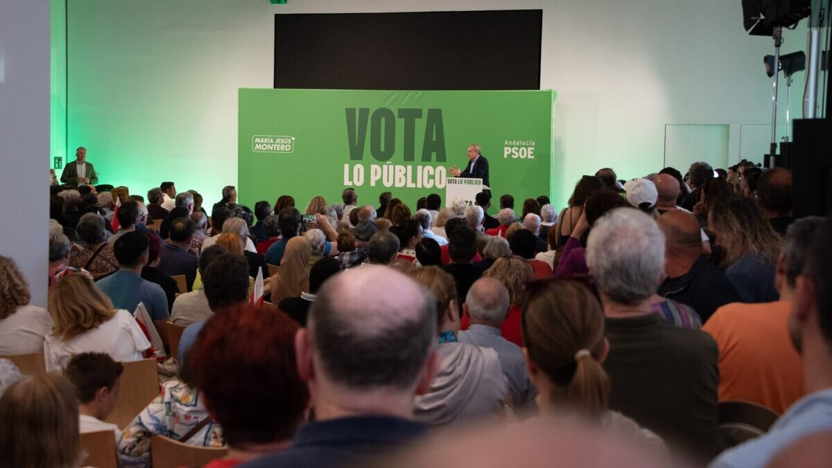 Rodríguez Zapatero reivindica en Almería la regularización de inmigrantes: “Estoy orgulloso de un país que trata con dignidad a todos los ciudadanos”