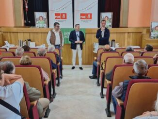 Montes, Ayala y Martín durante el acto con mayores