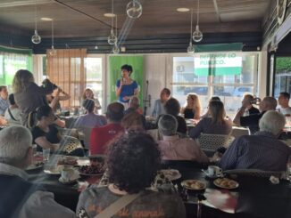 Elma Saiz durante el encuentro con personas mayores
