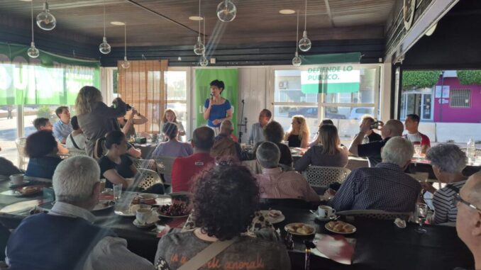 Elma Saiz durante el encuentro con personas mayores
