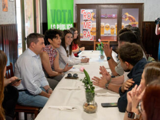 Elma Saiz con jóvenes universitarios