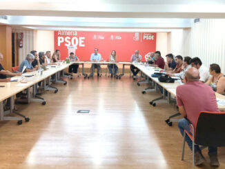 Martín junto a alcaldes, alcaldesas y portavoces del PSOE durante la reunión