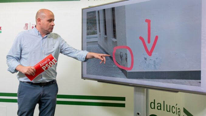Martínez señala los desperfectos en las instalaciones