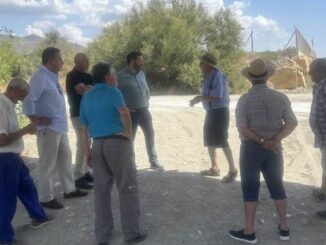Los socialistas durante su visita al Río Almanzora junto a vecinos