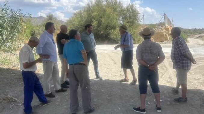 Los socialistas durante su visita al Río Almanzora junto a vecinos