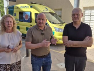 Martínez junto a la diputada provincial María López y el alcalde de Cuevas