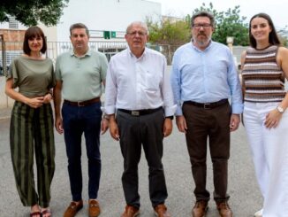 Parlamentarios andaluces junto al alcalde y concejalas