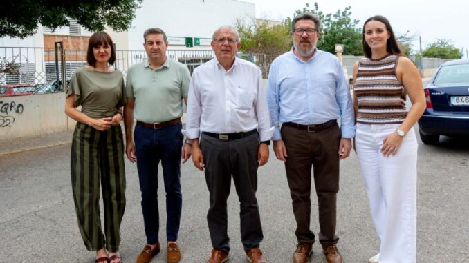 Parlamentarios andaluces junto al alcalde y concejalas