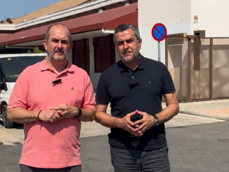 Martínez y Lorenzo frente al mercado de abastos de Berja (1)