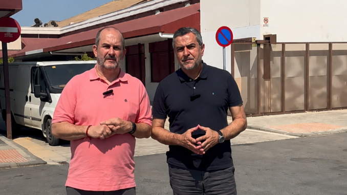 Martínez y Lorenzo frente al mercado de abastos de Berja (1)
