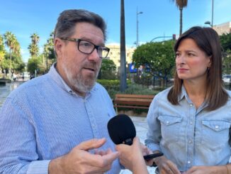 El parlamentario Rodrigo Sánchez junto a la portavoz socialista, Fátima Herrera