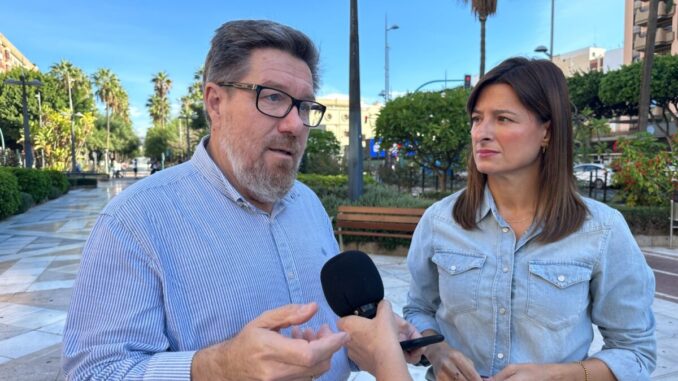 El parlamentario Rodrigo Sánchez junto a la portavoz socialista, Fátima Herrera
